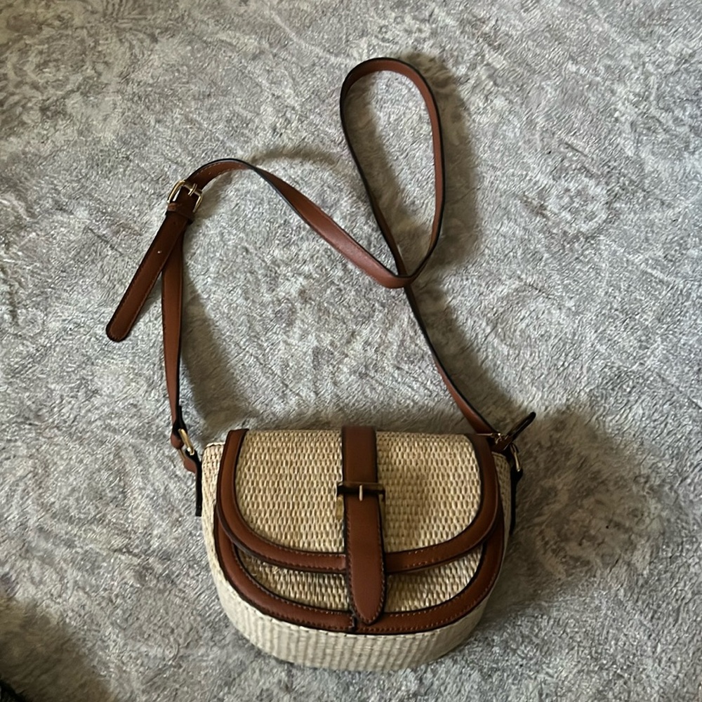 Cute Izzy & Ali straw purse.